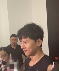 张杰现场撒狗?#31119;?#25552;及老婆谢娜来演唱会一脸甜蜜,看来没事