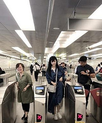 乘地铁偶遇女神,亲自购票又美又仙气质超好