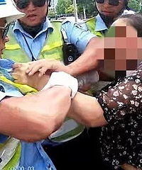“喂!是110吗?”几名交警当街被一姑娘猛打,无奈报警……