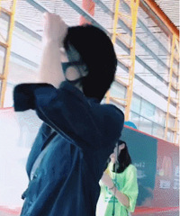 王菲母女飞?#25343;牛?#26446;嫣全程沉迷手机