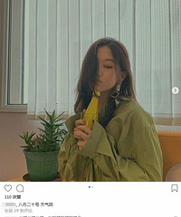 李嫣深夜晒照,化浓妆戴大耳饰显得好成熟