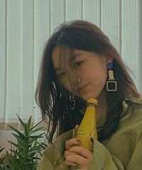 李嫣深夜晒照,化浓妆戴大耳饰显得好成熟
