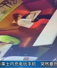 吓人!13岁男孩玩手机时突然倒在座位上身亡,身体僵直