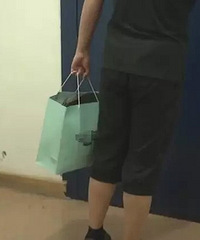 姑娘发?#24049;?#31199;信息,男子上门看房,刚进屋就把大门给关上了…