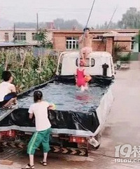 “天才”老爸把货车箱改成游泳池,有爸的地方就有海啊…