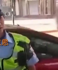 碰瓷大哥华丽摔倒!抬头一看,车上怎么会是警灯……