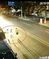 监控曝光堪比恐怖片!3人逛马路,1人瞬间不见了……