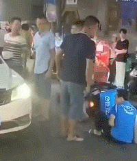 私家车主当街狠踹外卖小哥,只因…