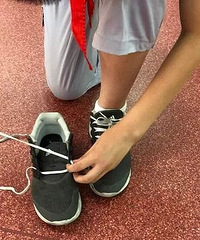 吵翻天!三成初一新生不会穿鞋带,是巨婴?还是正常?