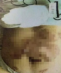 渣啊!一大哥把火锅泼向女友,还要调侃你又不是黄花闺女