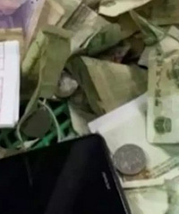 大哥乘公交车时,不慎将手机掉进投币箱…网友:真·手机支付