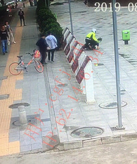 男子当街追砍父亲被交警10秒制服!父亲当场求情:他是个孩子