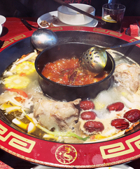 在一家四川火鍋店愛上了筒骨湯,筒骨火鍋神仙組合啊!