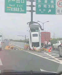 惊吓!一女司机把车开到了高速指路牌上