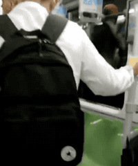 一对男女地铁里站椅子上打架,老人在一旁边吃饼干边看…