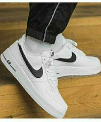 �Ϳ˿վ�һ����Ů���а�Ь