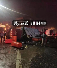 3吨螃蟹集体“越狱”,在马路上横着走!附近居民拎着水桶赶过来