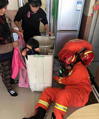 “我家孩子卡洗衣机里了!” 消防这个“护头杀”暖化了