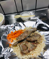 打卡了網友說的羊肉手抓飯,味道蠻不錯,送的酸奶很解膩哦