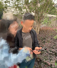 古翠路地鐵口這個偷拍裙底的人下次一定讓你見警察!