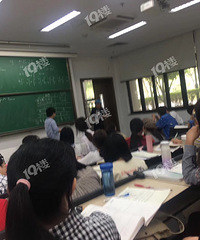 外賣小哥哥闖進課堂送外賣,喊你接外賣你敢不敢?