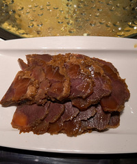 天冷吃地鍋雞吃起來,熱騰騰一鍋真落胃,冷盤牛肉是意外驚喜