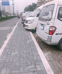 被車子這么霸著人行道,也太不安全了!