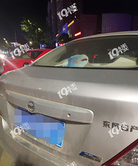 小区门口被堵,保安视而不见