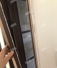 30万精装变惊装!门框轻轻一掰就整个框掉下来了