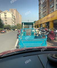 过分了吧!三里亭5号路商户一直占着公共停车位...