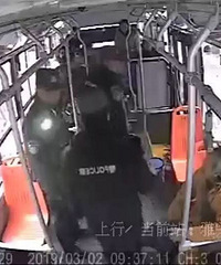 公交车上妈妈抱孩子当众小便!被指责后她疯狂做出这种事…