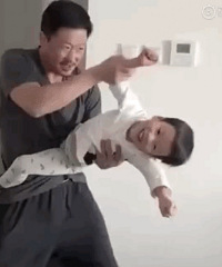吴京鹰爪式比心带娃从小练拳,无所谓是咋长大的