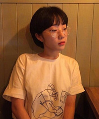 独立自由的短发女孩