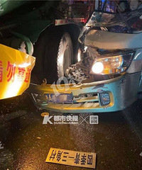 突发!今天凌晨五堡公交站附近,一辆面包车撞上工程车