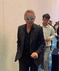 陈道明近照满头白发认差点不出,但精气神还不错
