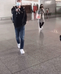 霍建华机场怒斥代拍:关掉手机,听得懂我说话吗