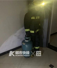 凌晨下沙一小区11楼煤气轰燃,窗户都炸没了!一男子受伤昏迷