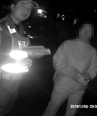 9岁男孩深夜趴窗边大哭,一问原因,懂事得让人心疼