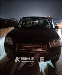 黑龙江快三QQ群主页-彩经_彩喜欢州高速上出租车、路虎、奥迪三车追尾!女子哭着求助:我车报废