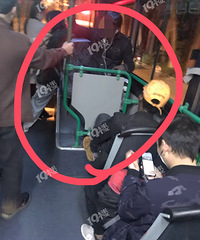 坐公交车的两国际友人,说话嗓门也太大
