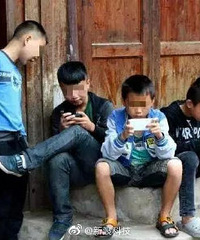 有人问,怎么样可以自己玩手机,又可以不让孩子玩手机?
