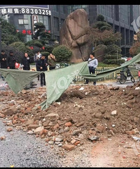 慌兮兮!绍兴路上工程车翻了,希望人没事!