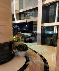 吓人!一辆保时捷冲进了公司大厦里面!