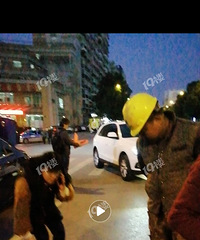 莲花街斑马线前一位大妈被撞,翡翠城小区的熟人请转告家属!