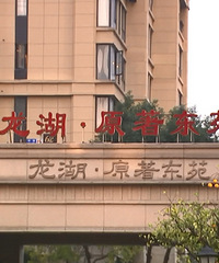 操作机械车位,把别人的车撞坏了,“谁操作谁负责“,你怎么看?