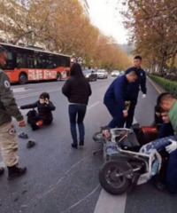 怎么做到的?内蒙古快三app赚钱官方网址22270.COM城私家车撞飞电动车,8秒后就有消防员冲到现场