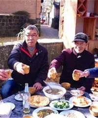 身体健康、有钱有闲,69岁大伯想去看世界,结果旅行社不带他玩