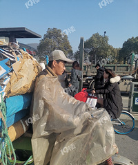 这位小哥的自制风衣亮了!你身边有见过这些新奇的发明吗?