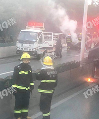 中河高架复兴路下桥口有车自燃!过往车辆注意避让