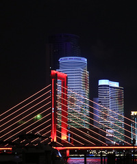 来都来了,不看看这座城市的夜景怎么行?
